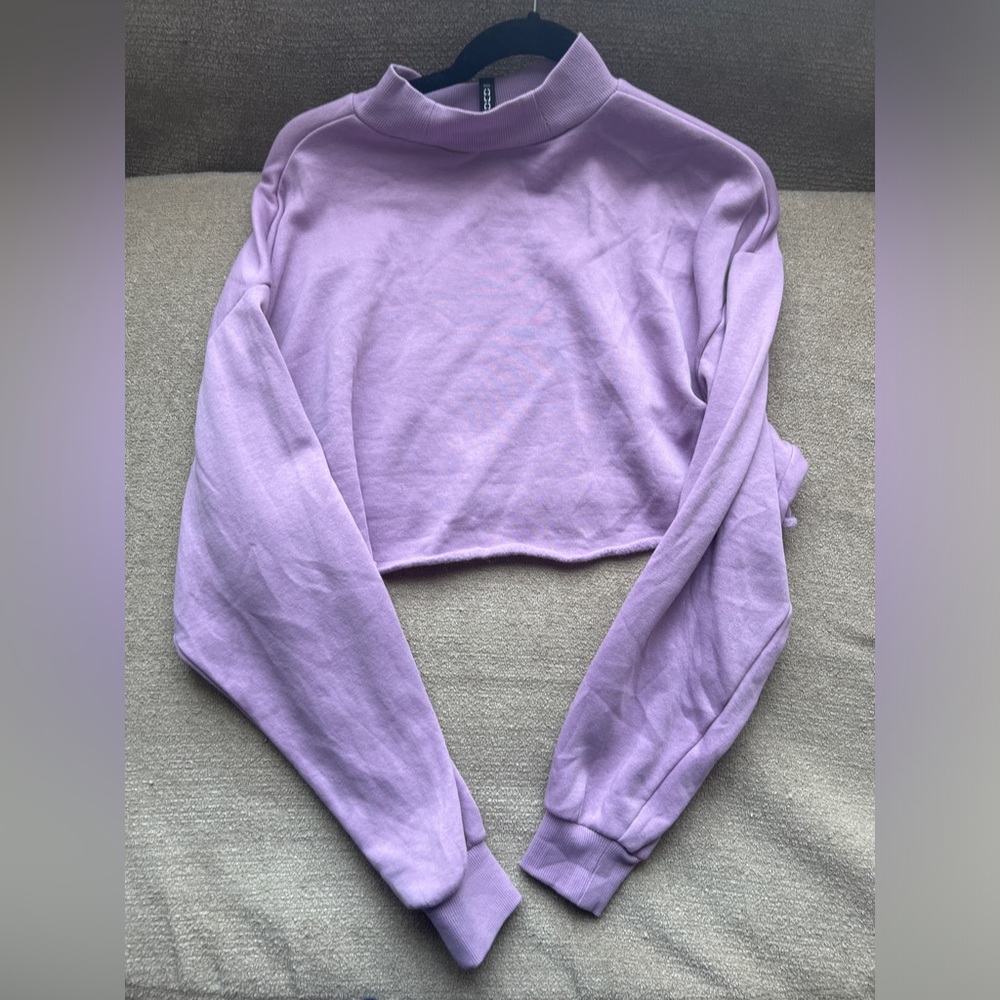 Divided (H&M) purple cropped sweatshirt